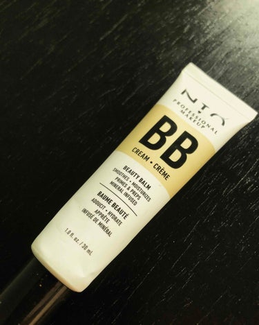 NYX Beauty Balm
NYX BBクリームのカラーはNatural
テクスチャーはかなりこっくりとしていて、
肌にのばすと、馴染みの良い使用感でした。
カバー力があり、乾燥知らずなので気に入っ