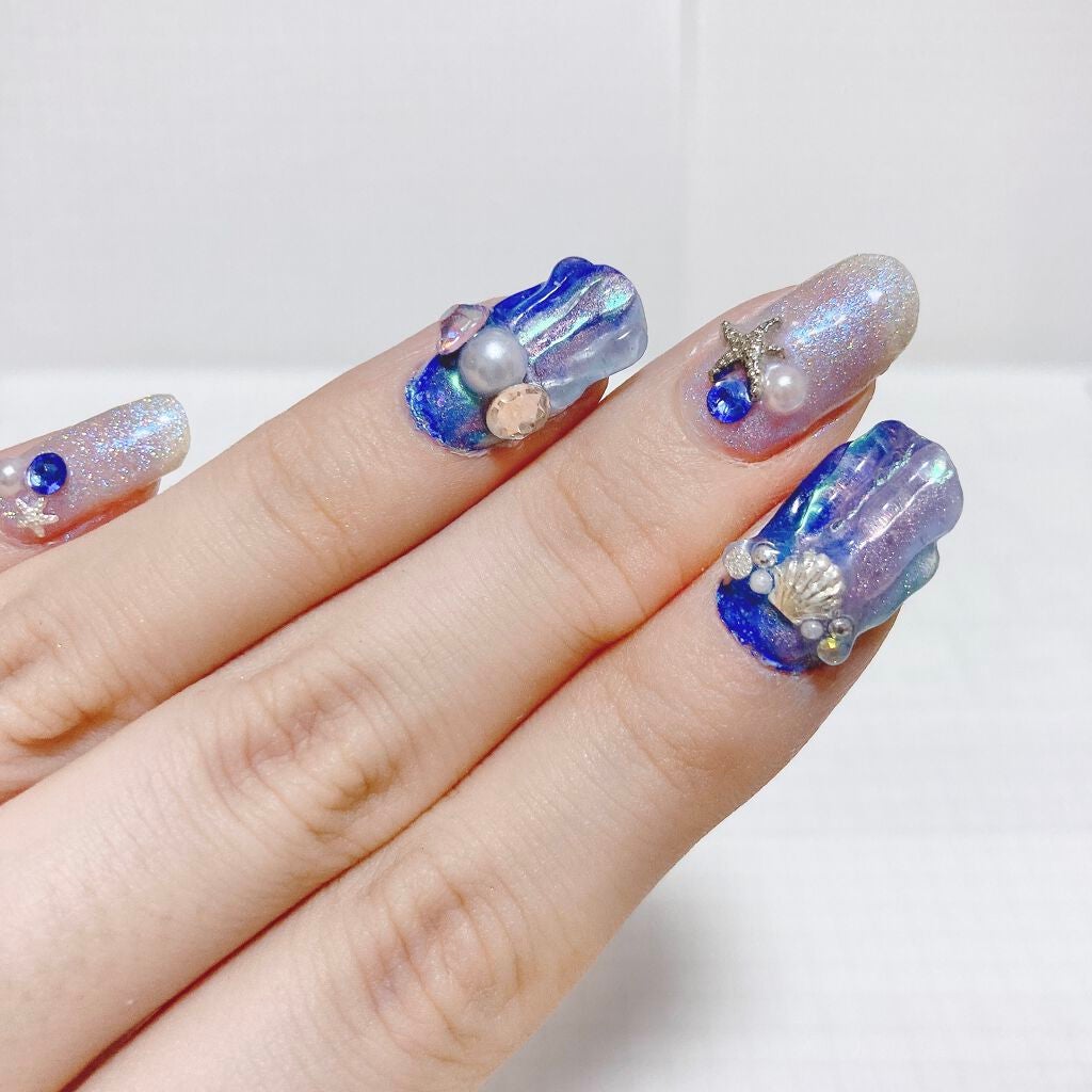 鳥黐 on LIPS 「上品ネイルに飽きて念願の人魚のうろこネイルにしました🧜🏻♀️..」(4枚目)