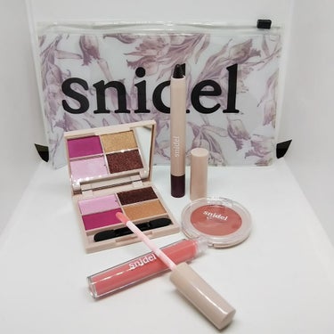 【使いやすい春カラーコスメ💄】

sweet５月号付録
snidelの春コスメ4点セット&花柄ポーチ👝

私はピンク系のアイシャドウは腫れぼったくなる感じがするのであまり買わないのですが、付録だからと試