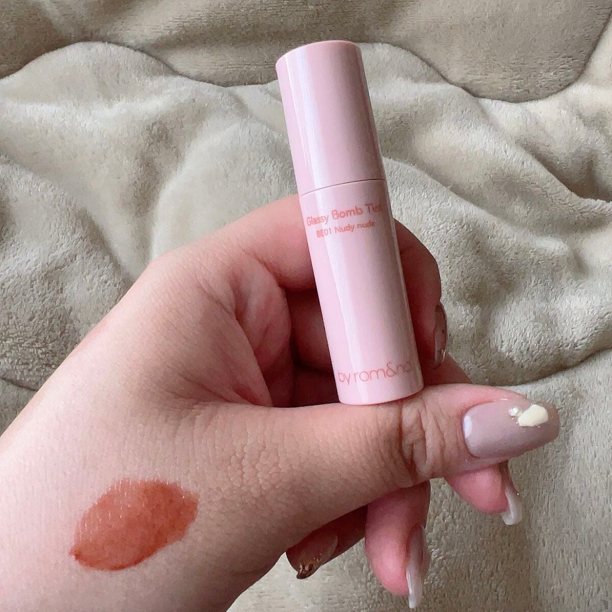 アンドバイロムアンド グラッシーボムティント/&nd by rom&nd/リップティントを使ったクチコミ(2枚目)