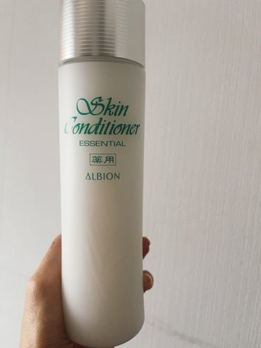 ALBION  薬用スキンコンディショナーエッセンシャル Nのクチコミ「大好きな化粧水です🥰

アルビオンの乳液の後に使っております✨

肌が整ってひんやりするしどハ.....」（1枚目）