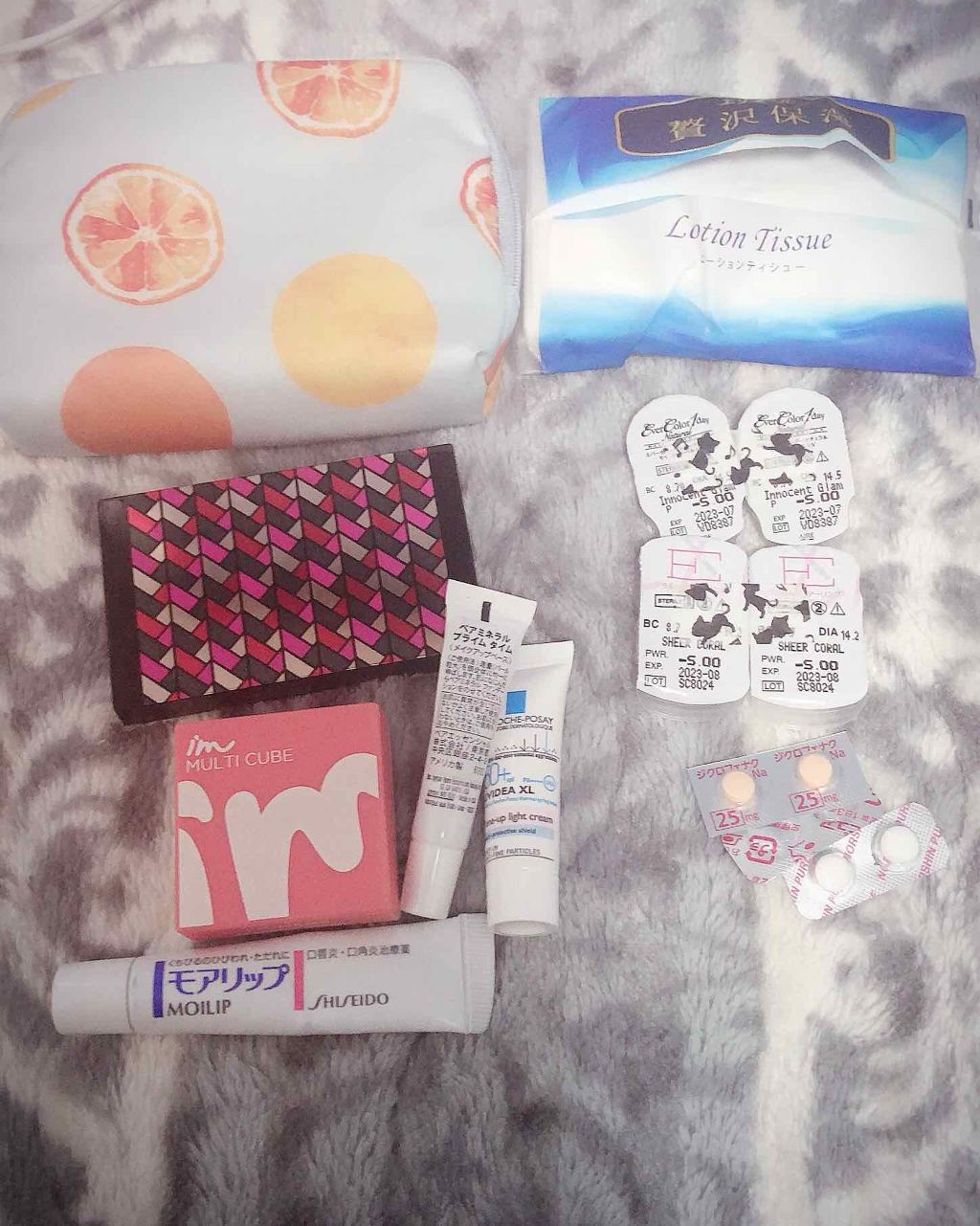 ミケ(笑) on LIPS 「今回は私の新しいポーチに入る最低限のコスメを紹介する。ここちら..」(1枚目)