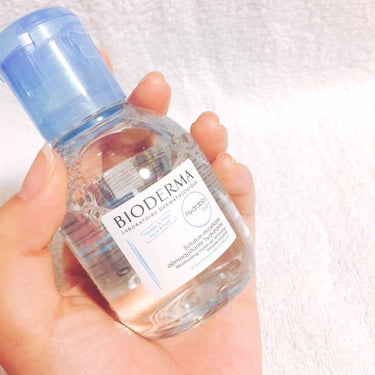 📝#BIODERMA


#ビオデルマ
“ #イドラビオエイチツーオー ”  ¥1200 / 100ml


敏感肌のための水クレンジング✨
特にこのイドラビオは「乾燥性」敏感肌の方向け

ビオデルマのラインは大きく3つあって
・敏感肌用のピンク(サンシビオ)
・乾燥性敏感肌用のブルー(イドラビオ)
・混合肌用のグリーン(セビウム)
と言ったように肌別で選べるのがとても嬉しい😳

乾燥がひどくて敏感肌になっているので
通常のピンクではなくこちらのブルーを選択。


プレクレンジング(クレンジングの前処理)として使用しています。
コットンに含ませて目元のみクレンジング。
化粧落としの多用は肌荒れや乾燥をより助長する為
プレクレンジングが必要のない箇所には使いません！


目元に数秒当ててゆっくり下に向かって引くと
マスカラも割としっかり取れます🙆‍♀️✨
プレクレンジングなのでゼロになる必要はなく
7割がた取れてくれれば問題なしなので
こちらは最適なオフ力でした🌿


わたしはお試しの意味で
1番小さいサイズをplazaで購入しましたが
もっとお安く変える方法はたくさんある😅
通販や問屋さん、ドンキとかの方が安いです。
大きいサイズを購入するときは
いずれかを使う方がよりお得だと思います〜の画像 その1