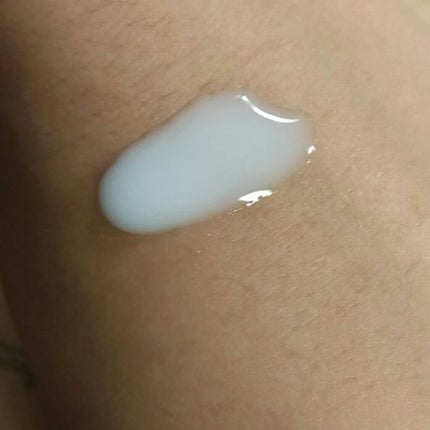 プレミアムボディミルク ホワイトニング【医薬部外品】 /ニベア/ボディミルクを使ったクチコミ(2枚目)