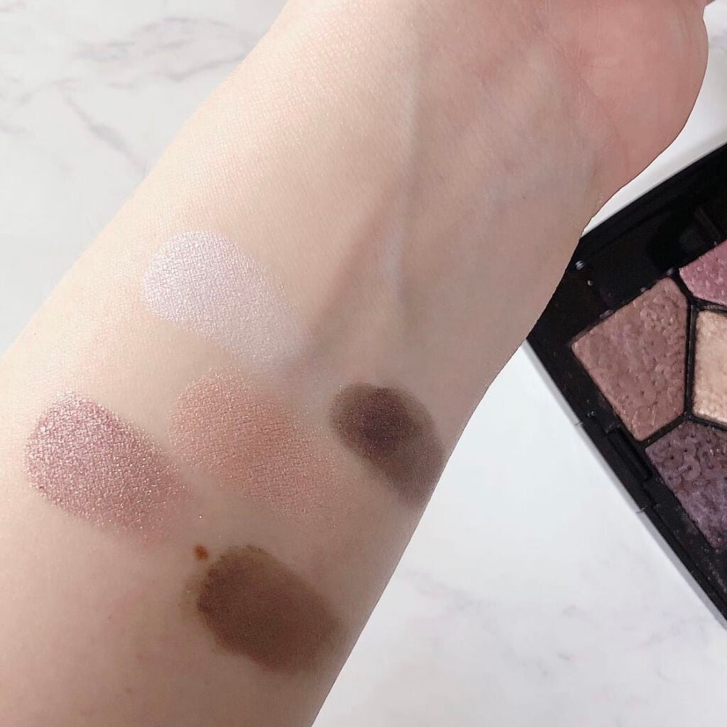 ねこ on LIPS 「チェーンの型押しが可愛くて買った限定品です。2016年のホリデ..」(3枚目)