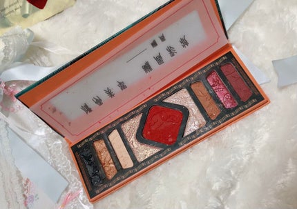 牡丹鏤月浮雕 百鳥朝鳳/花西子/アイシャドウパレットを使ったクチコミ(1枚目)