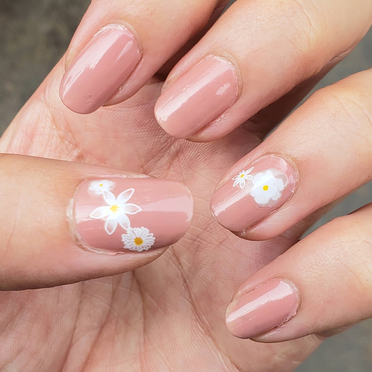 土木系おねいさん on LIPS 「今日は、素爪偽装のピンクに白いお花で清楚系ネイルを目指してみた..」(4枚目)
