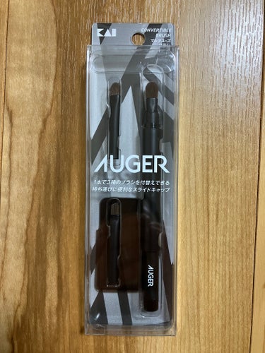  貝印
AUGER マルチユーズブラシ
￥1980

■購入のきっかけ

・キャップ付きのブラシが欲しい
・キャップがスライド式で便利そう、面白そう
・LIPSで購入できた


■総評

・キャップがスライド式で便利
・3つのブラシを収納できるケースがある
・使い勝手は中途半端かも


■個人的な使い方

・アイブロウブラシを本体に装置して使用
・余りがちなアイシャドウの濃色でアイブロウパウダー代わりに
・その後、アイブロウペンシルで仕上げ


■リピートは？

なし寄り
本体の長さがもう少し短い方が好みでした。
ブラシの品質は良いので、DAISOのロケット型ブラシは卒業しました。
1つあると色んな使い方ができるので便利です。


■詳細

◯Good！
・ブラシがほどよいコシ、チクチクしない
・キャップがスライド式なので落としたり紛失したりしない
・特にアイブロウブラシが気に入った(眉尻のラインが引きやすい)
・スリム、マットブラックでかっこいい
・本体無しでもケースに入れて3本持ち運びできる

△Umm…
・本体の長さはもっと短い方がポーチに収納しやすい
・ケースは3本入るが取り出しにくい
・ケースの色は中身が見えるようにもっと透けていた方がわかりやすかった

✕Bad
・3つのブラシを頻繁に入れ替えて使いたい場合は不便(本体に装着すると引っこ抜くのに力がいる)

---

参考になれば幸いです。

#メイクブラシ
#メイクツール
#貝印の画像 その0