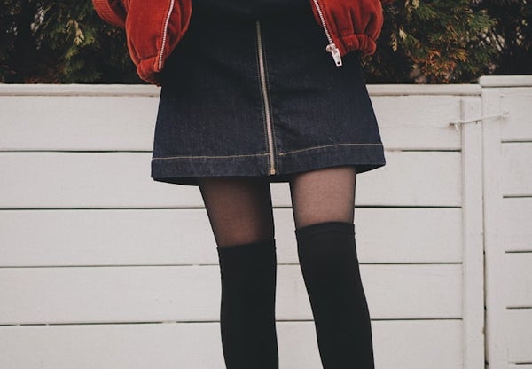 黒のハイソックスが似合っている女性