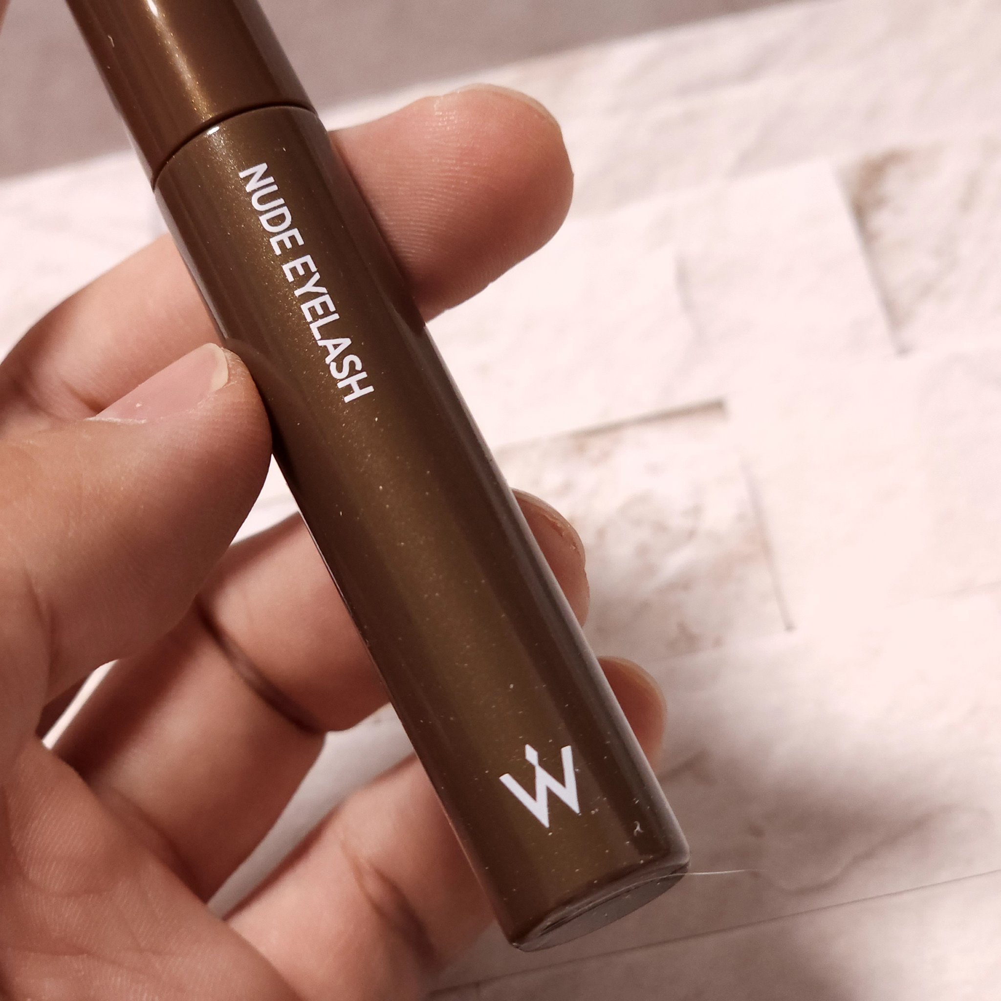 ウォンジョンヨからメンズでも使いやすいマスカラきた！！
既存のブラウンよりも深く、黒いブラウン。
06 ディープブラウン

女性の方ならまつげ全体に
メンズなら下まつげだけに重ね塗り
これで目全体への存在感が増して視線を集める目元へ
ただの