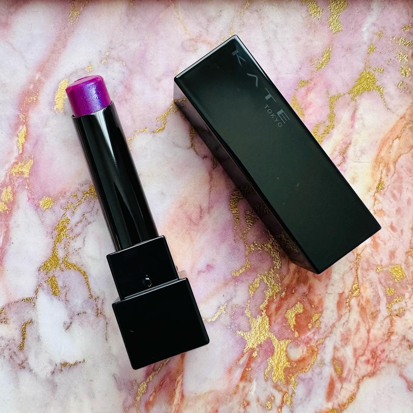 💄KATE
リップモンスター
106 夜雲の涙
1,540円/税込
💄
今回の限定の大本命💜
紫好きが大歓喜❣️

106 夜雲の涙
シアーで明るめなパープル🔮💭
濃すぎないしピンクみもあるから
見た目以上に使える！！

こちらは