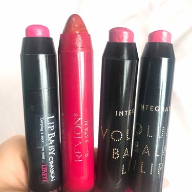 
手持ちのクレヨンリップ紹介💄


左から

1.リップ ベビー クレヨン
はっきりとわかるラメ入り！
けっこう堅めで塗りづらい。
塗った感じちょっとスースーする🌿

イエベの私にはあまり合わない色だっ