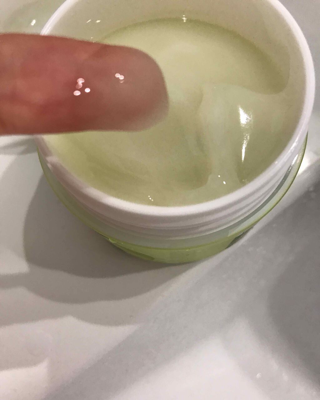 pdc ワフードメイド 宇治抹茶オールインワンジェルのクチコミ「┈┈┈┈┈┈┈
〇テクスチャーは？
┈┈┈┈┈┈┈

薄ーいうぐいす色みたいな半透明のジェル。.....」（2枚目）