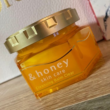 &honey
&honey クレンジングバーム モイスト
90g 1980円

乾燥せずにメイクを落とせるハチミツのクレンジングです。

これ一つでメイク落とし・角質ケア・洗顔・マッサージ・保湿の5役。