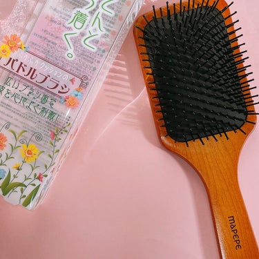 ［マペペ ふかふかクッションのパドルブラシ］

コスパ高いパドルブラシ💆🏻‍♀️
lipsのはじめての購入品♪
思ったより大きくてびっくりしました。

名前の通りふかふかしていて気持ちいいです！
千円ちょっとで大きくてふかふかしてるブラシが買えるなんてコスパ良すぎて感動しました。

もっと良いパドルブラシはたくさんあるけど、この値段でこの使い心地は十分満足です。

#ヘアケア #ヘアケアグッズ #ヘアブラシ #パドルブラシ #mapepe #まぺぺの画像 その0