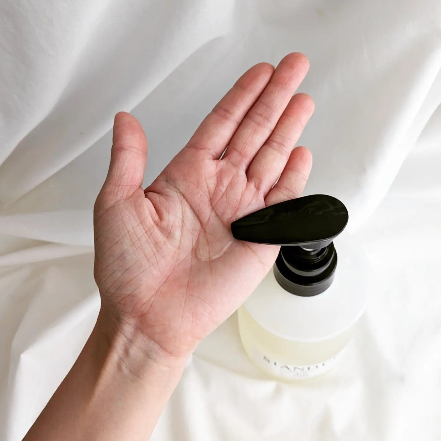 &be HAIR &be スタンドアップシャンプーのクチコミ「スタンドアップシャンプーは、
とろんとゆるっとしたテクスチャーで
少量でもすごく泡立ちがいいな.....」（2枚目）