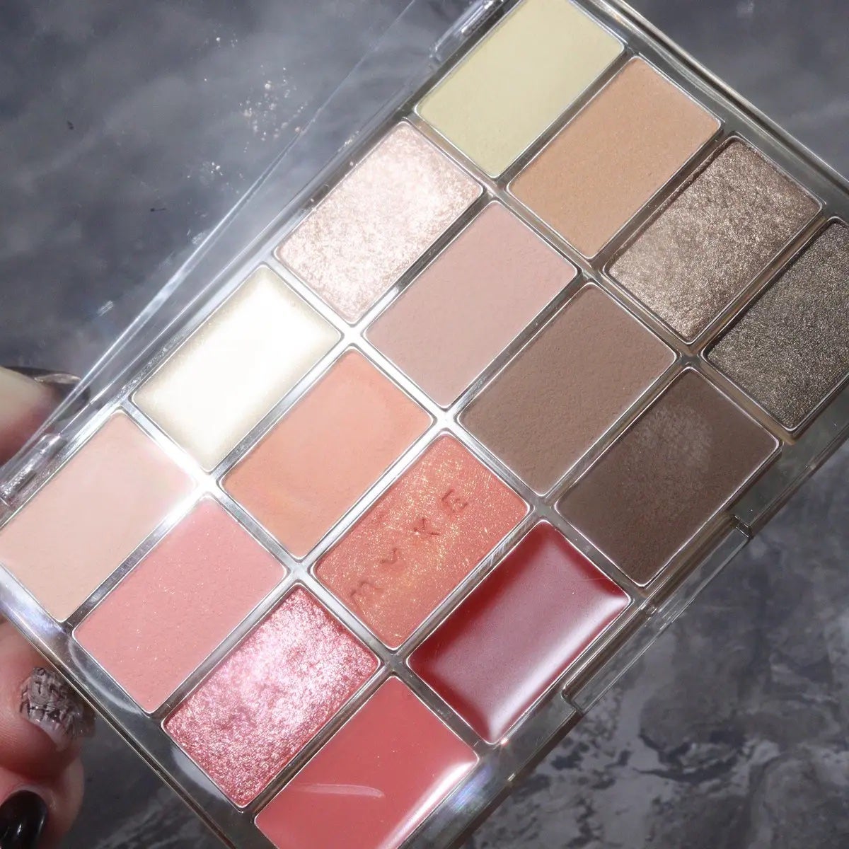 ソフトブラーリングアイパレット/wakemake/アイシャドウパレットを使ったクチコミ(3枚目)