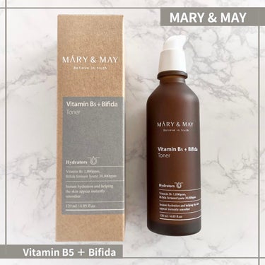 ❏ MARY&MAY
❏ ビタミンB5＋ビフィダトナー
❏ 120ml


マリー&メイは様々な肌悩みに必要な成分にこだわった機能性スキンケアブランドです。

ビフィダと呼ばれている肌バリアを強化するとされるビフィズス菌培養溶解質は艶肌、角質除去、肌本来のリズムを整えるなど期待される効果があるそうです。

そのビフィダに保湿と鎮静効果に優れたビタミンB5を合わせたのが今回のトナーになります。

ビフィズス菌培養溶解質はビタミンB5と一緒に使用することで肌のダメージを効果的に防ぎ肌トーンを整えて明るい肌へと導いてくれるとのことです。

テクスチャはサラッとしていて半透明
しゃばしゃば系なので手からこぼれやすいです。
ワンプッシュで出る量が少なめなので3、4プッシュして使用しています。
私は顔全体に軽く手の平で押さえるようにして優しく馴染ませていきます。

サラッとしたテクスチャですが肌全体に馴染ませるとしっとりと肌へ吸収されていくような印象でした。

香りは少し柑橘系のような…
成分の香りなのでしょうか、あまり嗅いだことのない不思議な香りでした。
特に嫌な感じもしなかったので何度も使用するうちに慣れていきました。

使用後はしっとりしますがベタつきません。
程よいしっとり感が気持ち良いトナーでした☺︎

このトナーと合わせてマリー&メイのビタミンCビフィダローションを使用していますがこのセットで使い始めてから肌のキメが細かくなったような気がします。
夏の紫外線ダメージでガサガサしていた頬がこれを使い始めてから滑らかな触り心地になりました。

使用感がとても良く自分の肌にも合っているようなので毎日気に入って使用しています☺︎

#MARY&MAY #VitaminB5＋BifidaTonerの画像 その0