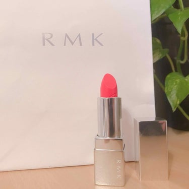 
RMK リップスティック コンフォート
 ブライトリッチ 03 フラミンゴダンス

2.7g ¥3,500(税抜)

発色がめちゃめちゃいいです！
色はコーラルっぽいんですがオレンジが強すぎず普段ピン