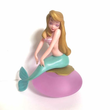 
完全パケ買いの香水🧜‍♀️

ピーターパンの人魚の入江のシーンに登場するマーメイド💕
可愛すぎて、私のビーチココーナーに飾る為に買いました😍

香りは、さっぱりした香りですが、私の好みではないので、完