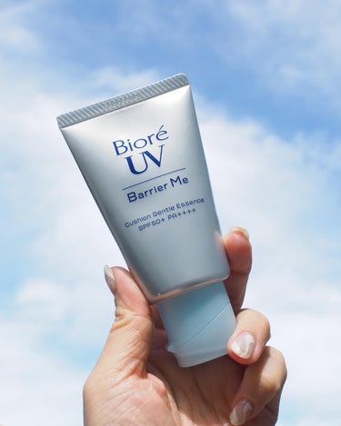 ビオレUV
バリア Me クッションジェントルエッセンス
60g　968円（税込）
SPF50+・PA++++

いま使っているからだ用の日焼け止めはこちら💁‍♀️

紫外線を防ぎながら、花粉などの微粒子付着までバリアする処方*。

出したときはジェルとクリームの中間のようなテクスチャーですが、手で広げるとすぐにみずみずしく伸びます。

一定の薄さになると肌にぴたっと密着するような感覚。ある程度まで伸ばしきるまではスルスルーっと広がります。

密着したあとはちょっとペタペタ感ありますが、
少し経つと全然気にならなくなります！

水やこすれにも耐えられるので、心強いです💪
やっぱりビオレの日焼け止めは安定！

*すべての微粒子汚れの付着を防ぐわけではありません

#バリアMe #PR #日焼け止め #ビオレUV #バリアミー #日焼け止め美容液 #クッションジェントルエッセンス #uvケア #uv対策 #日焼け対策 #紫外線対策 #紫外線ケア #プチプラ日焼け止め #日やけ止めの画像 その1