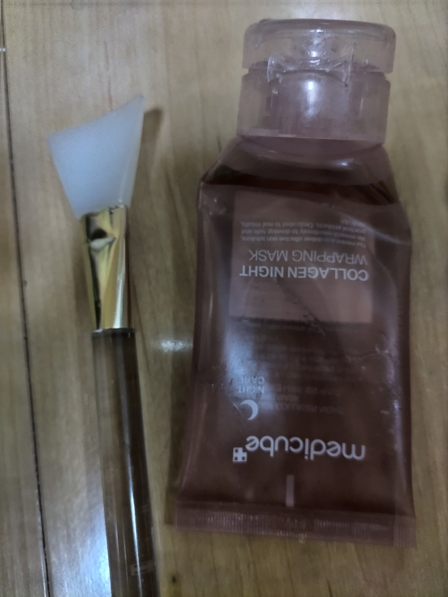 寝る前に顔に塗って朝はがすパック。
塗った時はで完全に乾くまでは15-30分くらい触るとベチャっとするので乾いてるのか最初ちょっと判断むずかしかったかも。ベトベトはします。最初だけ乾燥するとペリペリはがれます

分厚く塗りすぎると乾くまでに