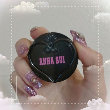           🧸ANNA SUI スイ ブラック アイカラー 304🧸
まん丸のフォルムでパケから可愛いアナスイのアイシャドウです。

見た目よりふわっと発色で、重ね塗りする事に色が濃くなっていく