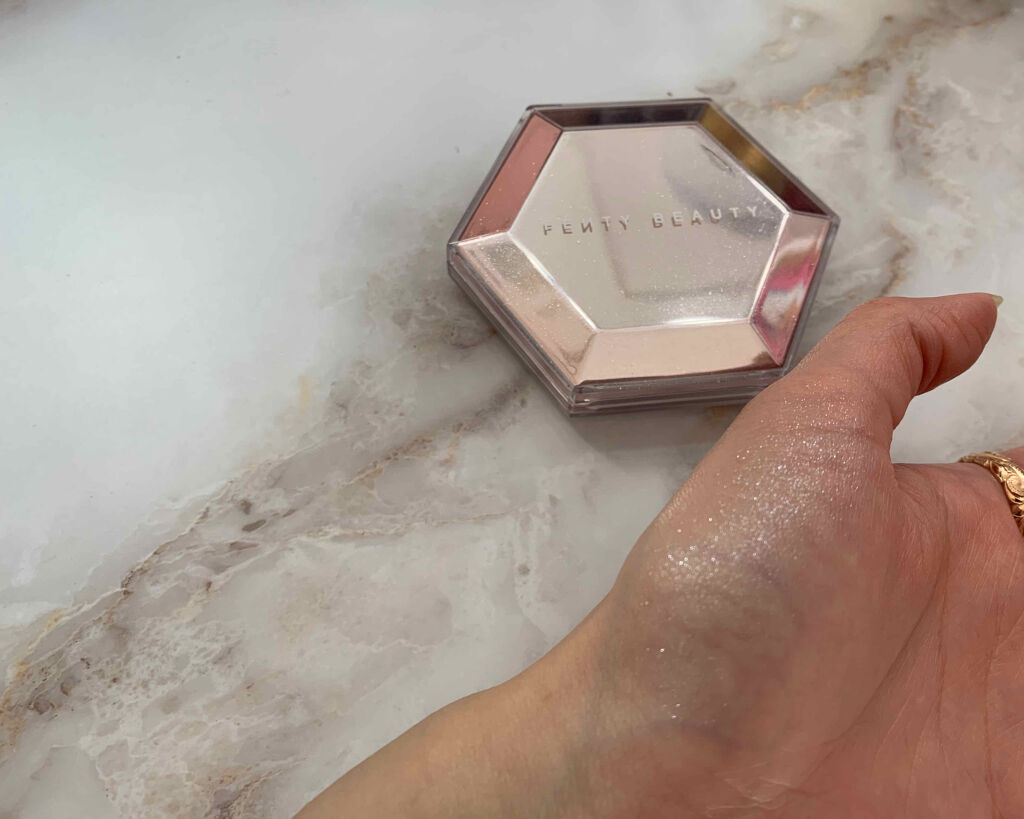DIAMOND BOMB/FENTY BEAUTY BY RIHANNA/パウダーハイライトを使ったクチコミ（3枚目）