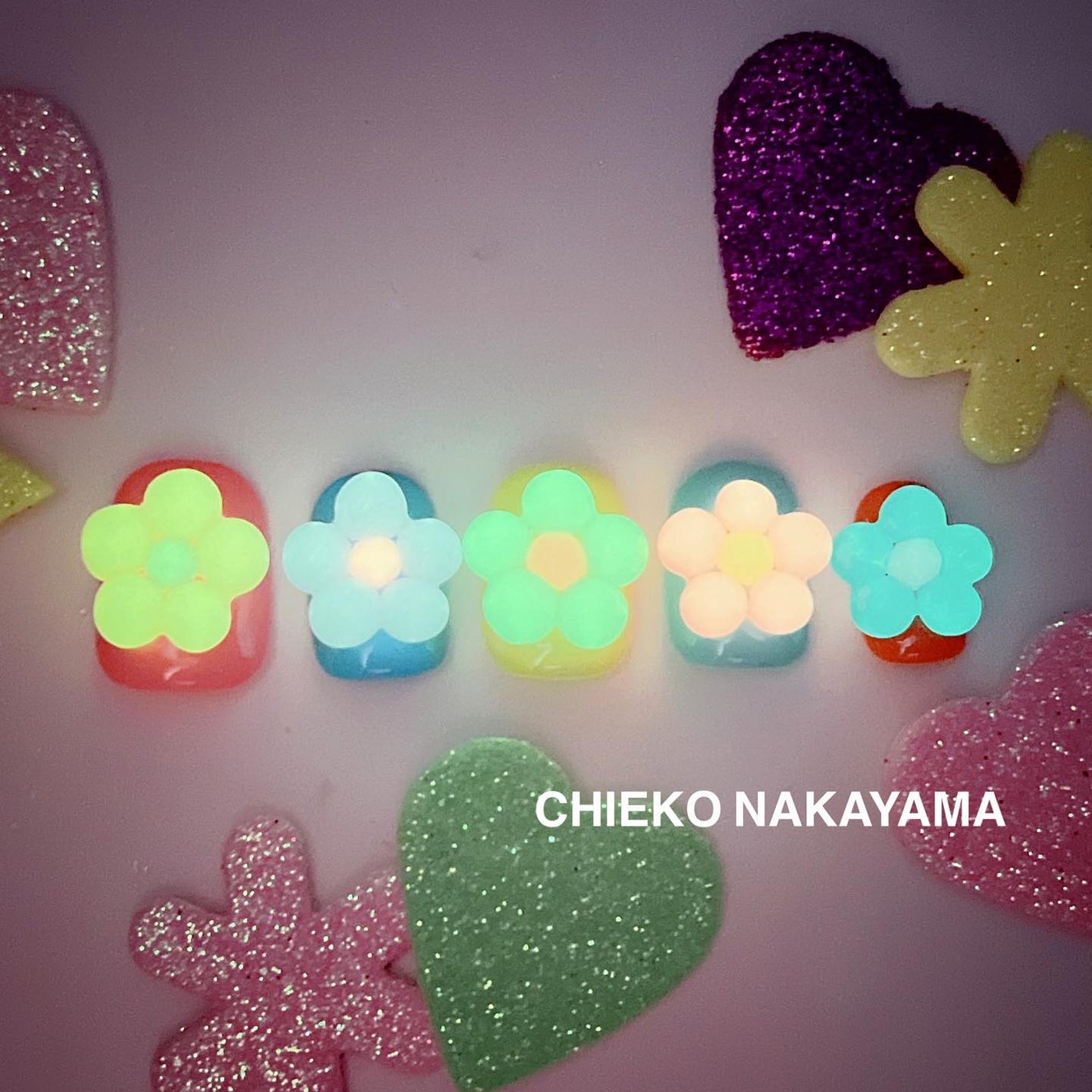 なかやまちえこ on LIPS 「クレイジェル丸めて並べるだけの簡単おはなネイル🌷365日ネイル..」(1枚目)