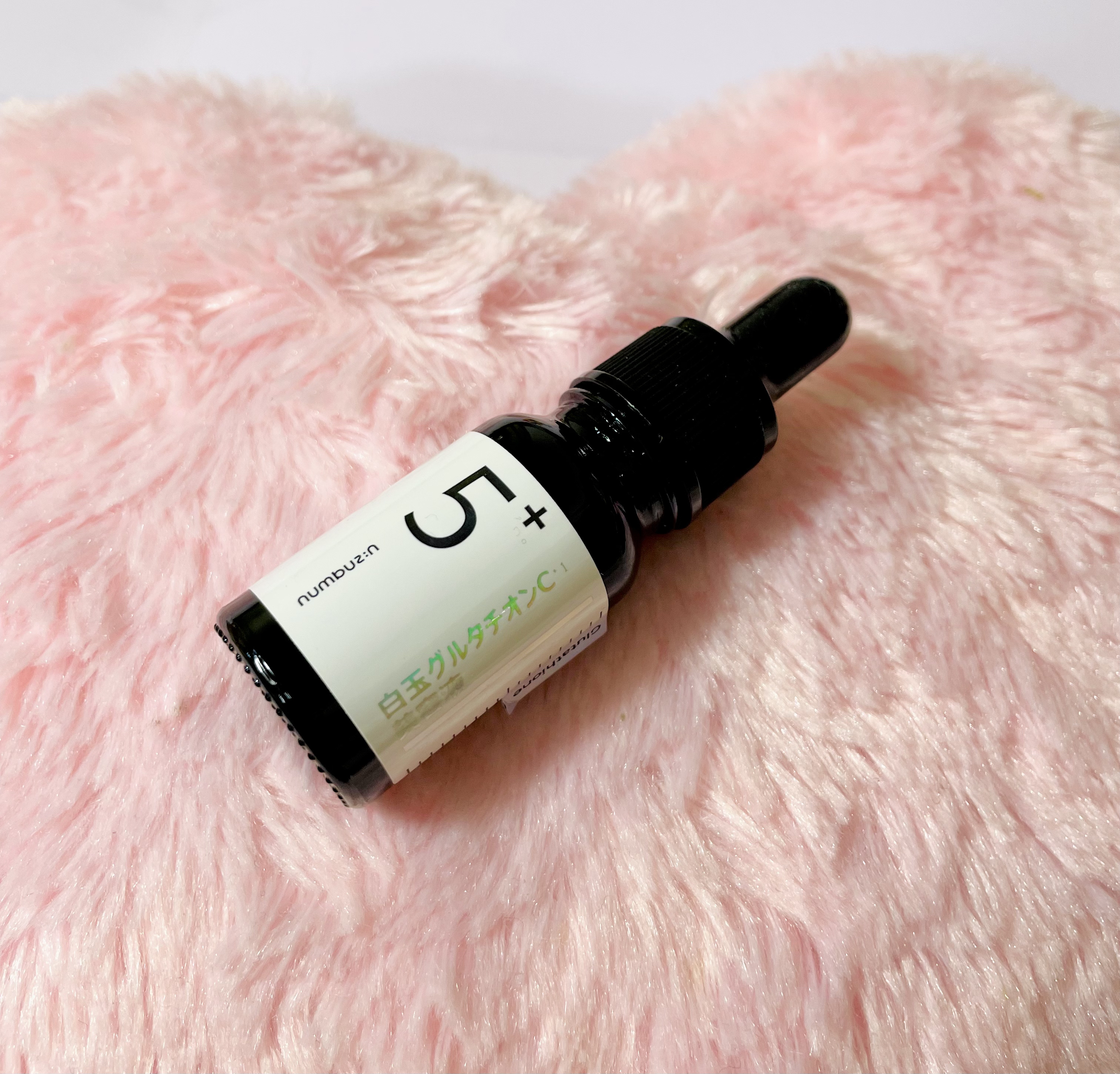 numbuzin
5番 白玉グルタチオンＣ美容液 7ml


白玉グルタチオンＣフィルムパットを購入したときにオマケでついてきた、ミニサイズ美容液🫧‪

7mlのミニサイズなのに、しっかりしたちっちゃいサイズ感の瓶でとても可愛い🥺💓
