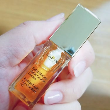 🖤 CLARINS コンフォートリップオイル 🖤
☞☞01 ハニー

〖 特徴 〗
☑️質感は重ため→徐々に馴染んでくる
☑️つけた感じ色はほぼ変わらない
☑️下地としてもグロスとしても使える
☑️アプ