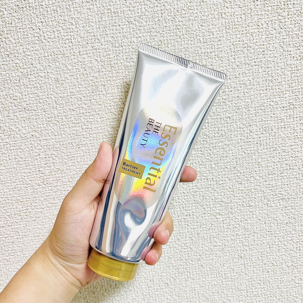 \髪のうねりが無くなる！？凄すぎトリートメント/

皆さんこんにちは🌞

今日は、
エッセンシャル
髪のキメ美容バリアトリートメント
について紹介したいとおもいます！

【テクスチャー】
このトリートメントのテクスチャーは
2枚目の写真を