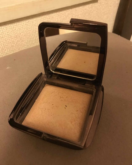 Hourglass Ambient Lighting Powder/HOURGLASS/プレストパウダーを使ったクチコミ(2枚目)