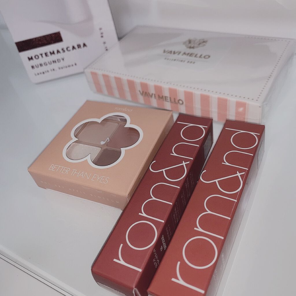 購入品紹介！

いつもの眉マスカラと二重テープ買いに行ったら話題の韓国コスメ売ってたので………つい買ってしまいました♡

また今度使ったらレビューします少々お待ちを🙇‍♀️
#vavimero 
#バレンタインボックス 
#rom&nd 