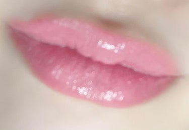 MAYBELLINE NEW YORK ウォーター シャイニー ボリューミーのクチコミ「唇に付けた瞬間に水分を包み込んで
膨らむコラーゲンを配合らしく
包み込んだ水分を逃がさないの.....」（3枚目）