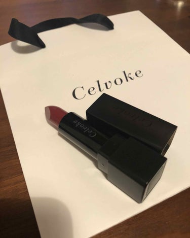 欲しかったcelvokeのリップ💄
人気の4.9.10も気になったけど、売り切れてたし、入荷は1ヶ月後くらいな上に、、、あんまり似合わん😭笑
というわけで、私はまずは16😘
ちょっとだけ青味が入ってる赤