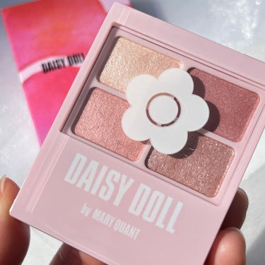 
﻿NEW🩷
DAISY DOLL by MARY QUANT
▶︎DAISY DOLL EYE COLOUR PALETTE  
各1,430円（税込）

・

透け感のある発色で大人っぽく盛れる
贅沢アイカラーパレット♡

使用したのは、PK-03(マーガレットピンク)
ボルドー×ピンクのグラデーションの
王道可愛いカラー！

繊細なパールと高輝度ラメ配合で、
ツヤとラメの両方を楽しめます♡

3種の美容エモリエントオイル配合で
しっとりお肌に密着◎

発色が良くて、捨て色なしの4色なので
自由に組み合わせて
いろんなアイメイクが楽しめます♪

ロフトで先行販売中で、
本日3月16日から一般発売スタート！
是非チェックしてみてください♡

・

#PR #ディジードール #アイシャドウ #アイメイク
#daisydoll #daisydolleyecolourpalette
#DAISYDOLLbyMARYQUANT  #春の新作コスメレポ の画像 その0