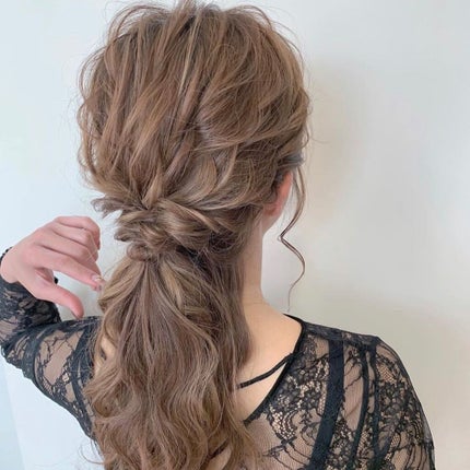 hibiai on LIPS 「.結婚式ヘアアレンジ♡ポニーテールの特集です😊💕ポニーの縛る位..」(5枚目)