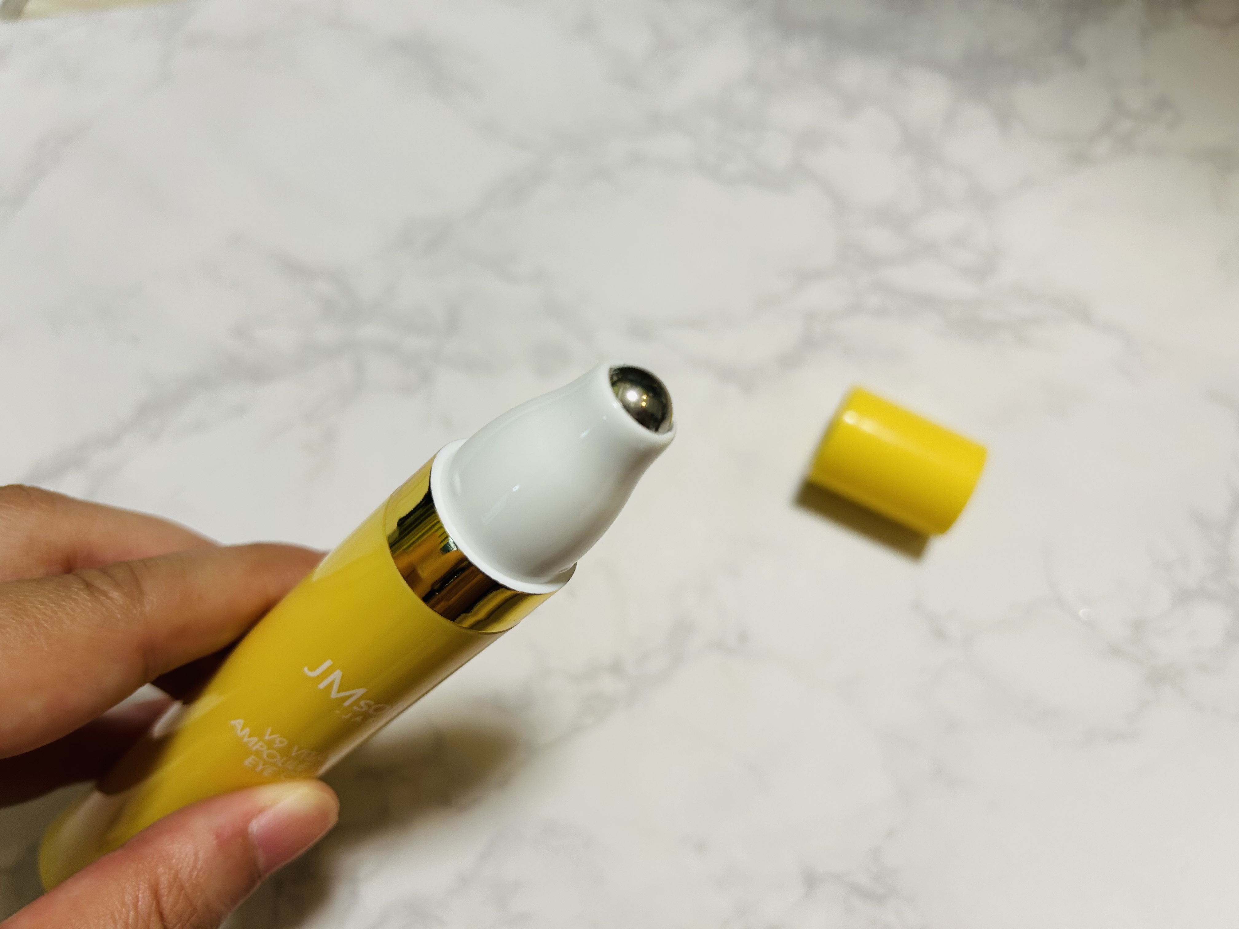 V9ビタミンアンプルロールオンアイクリームクリア/JMsolution/アイケア・アイクリームを使ったクチコミ（2枚目）