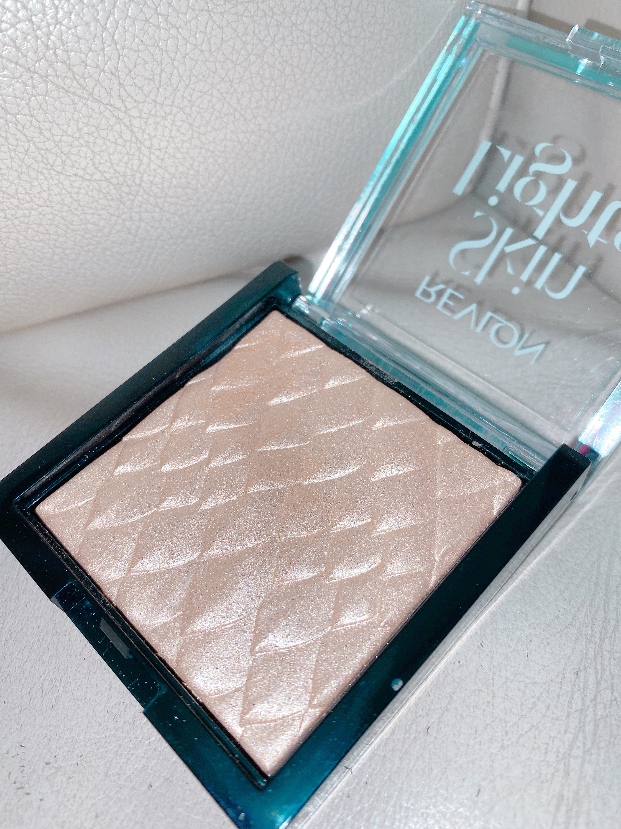 スキンライト プリズマティック ハイライター/REVLON/プレストパウダーを使ったクチコミ（1枚目）