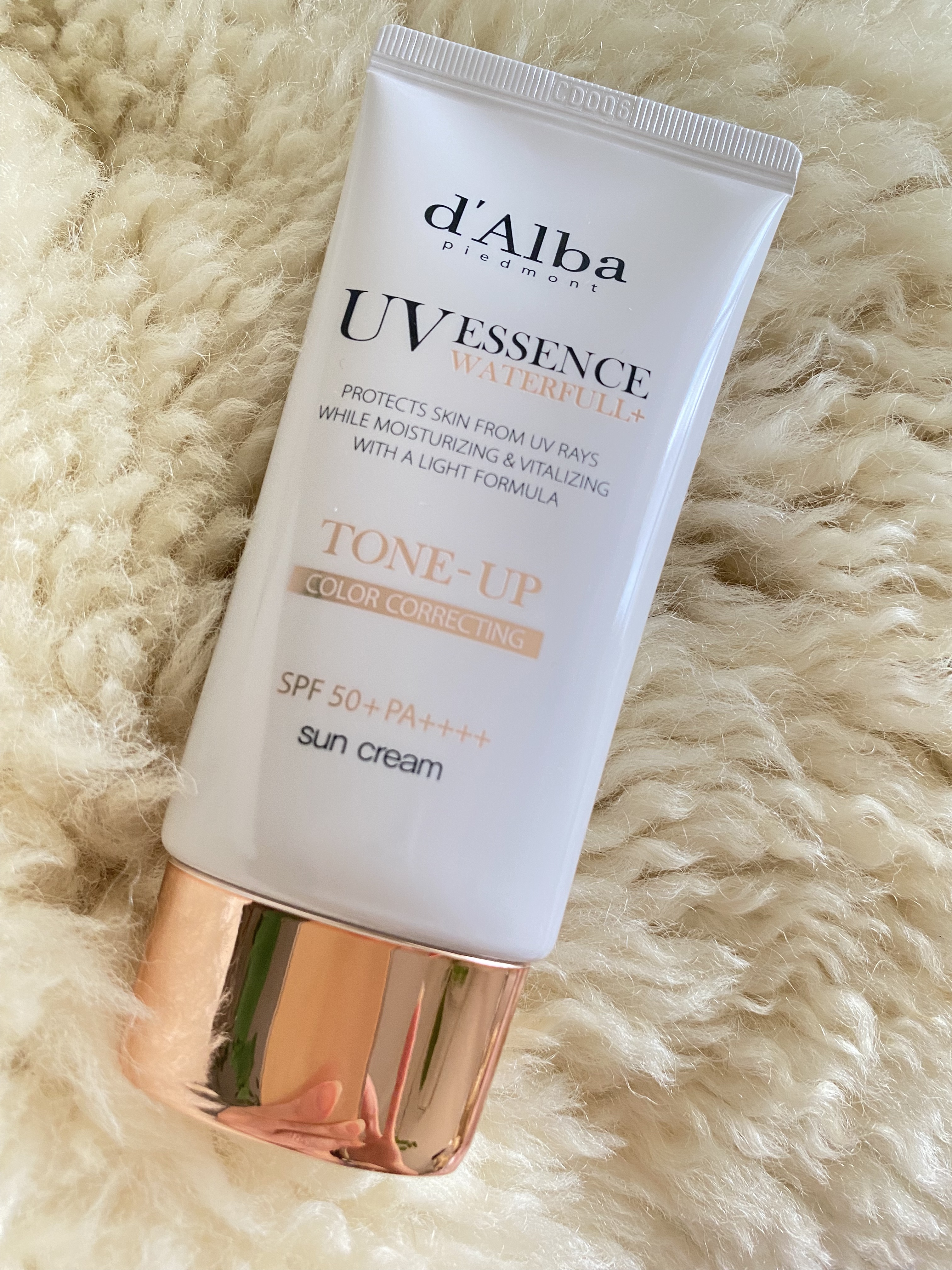 とにかくテクスチャーが柔らかくて
伸びもよくつけやすいです！
自然なツヤ感がでてワントーンアップするので
化粧下地としてはもちろんのこと
すっぴんでいたい時にも素肌をキレイにみせてくれるので、おすすめです☆