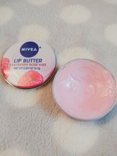 NIVEA(海外) LIP BUTTERのクチコミ「海外✈️ニベア ラズベリーローズキス

★30代 敏感肌★

パッケージがかわいいだけではなく.....」（2枚目）