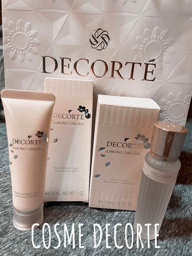 COSME DECORTEから限定で発売されたフレグランス【さくら】

去年はフルボトルしかなかった為、悩んだあげく諦めたけれど🥹
ことしは待望のミニボトルも出たので、同じ香りのハンドクリームと一緒に購