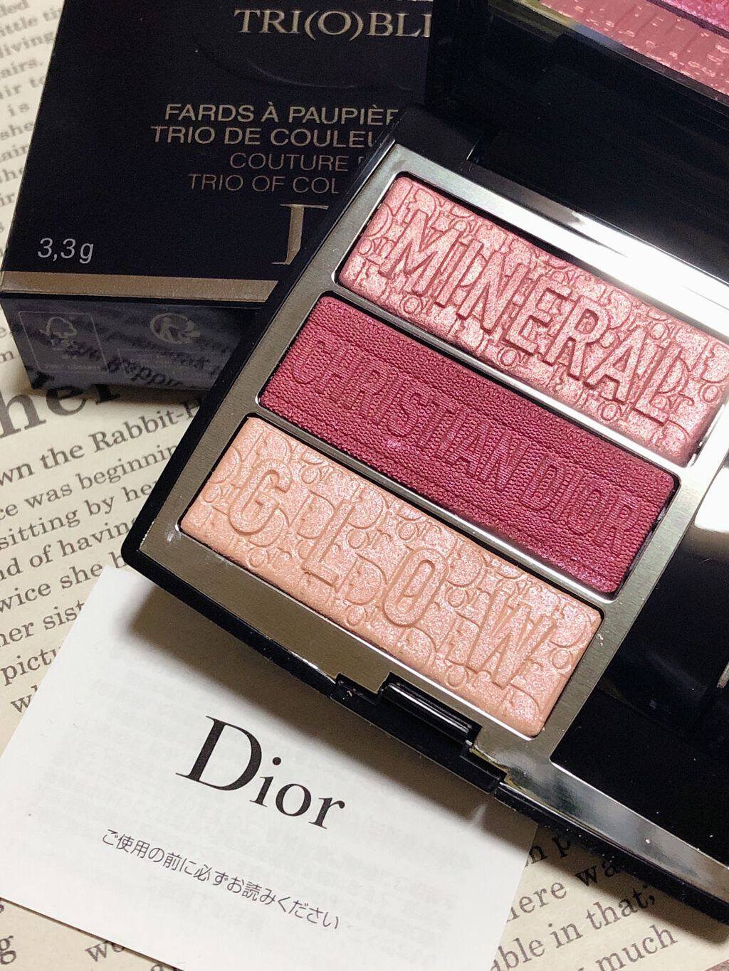  2022年の  #初買いコスメ   ✨✨

#Dior  #トリオ ブリック パレット 
#833    #ミネラル ローズ


です💕🥰

粉質は固めで淡い発色！！
筆に中々付かなかった～💦

とにかく型押しが可愛いです💕🥰
