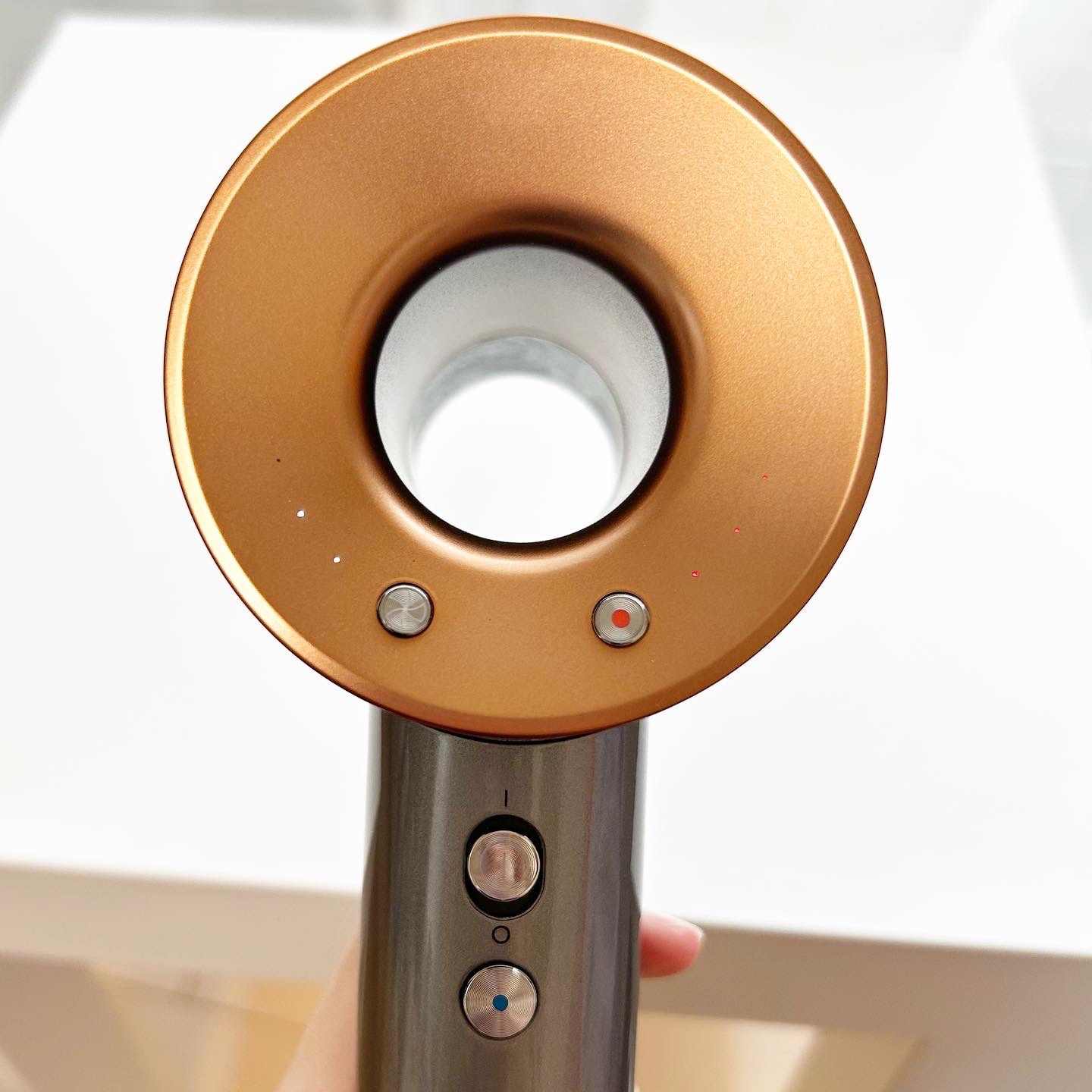 dyson Dyson Supersonic Shineヘアドライヤーのクチコミ「過度な熱に頼らずにすばやく髪を乾かすことで、
髪本来のツヤを守ってくれるそうです♡
⁡
新しい.....」（2枚目）