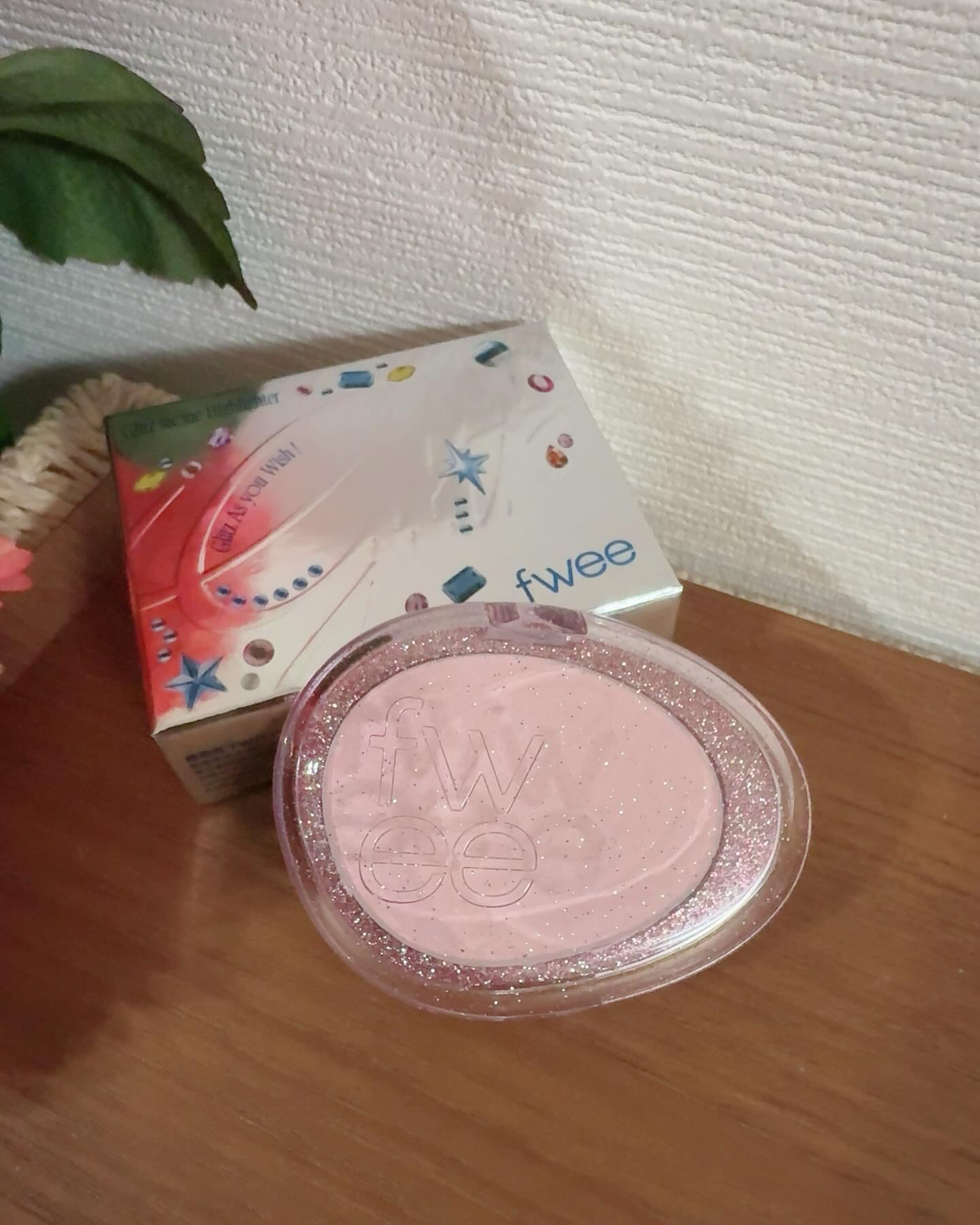 フィー グリッツストーンハイライター HL07 ルビーリボン/fwee/パウダーハイライトを使ったクチコミ（2枚目）