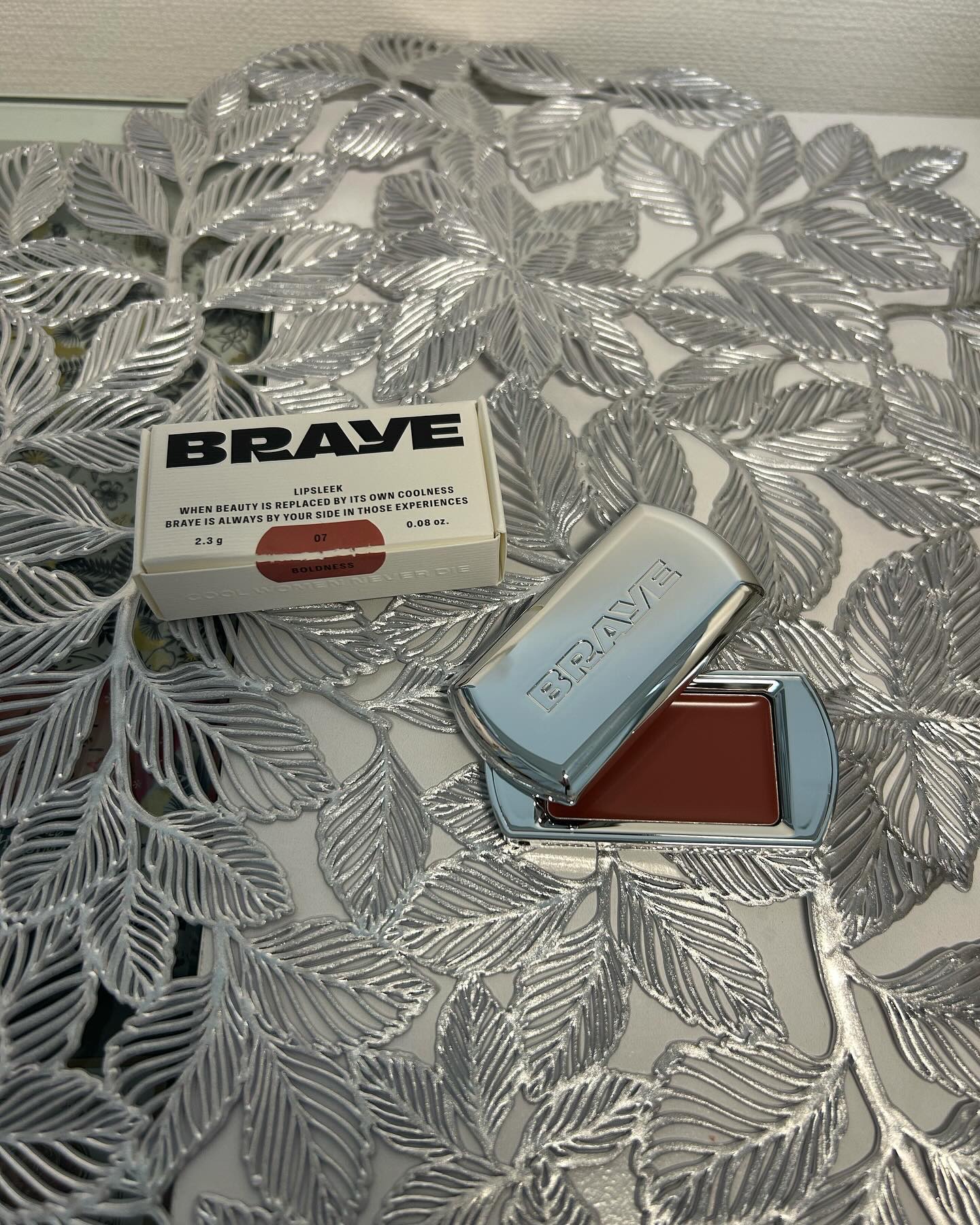 おしゃれなアクセサリーにしか見えない！！

これ知ってる？

ぱっと見コンパクトな鏡にも見える
これ実はリップとチークが2wayになってるの🫶

オプションであるマルチストラップをつけると
ネックレスとかアクセサリー感覚で持ち歩ける💖
