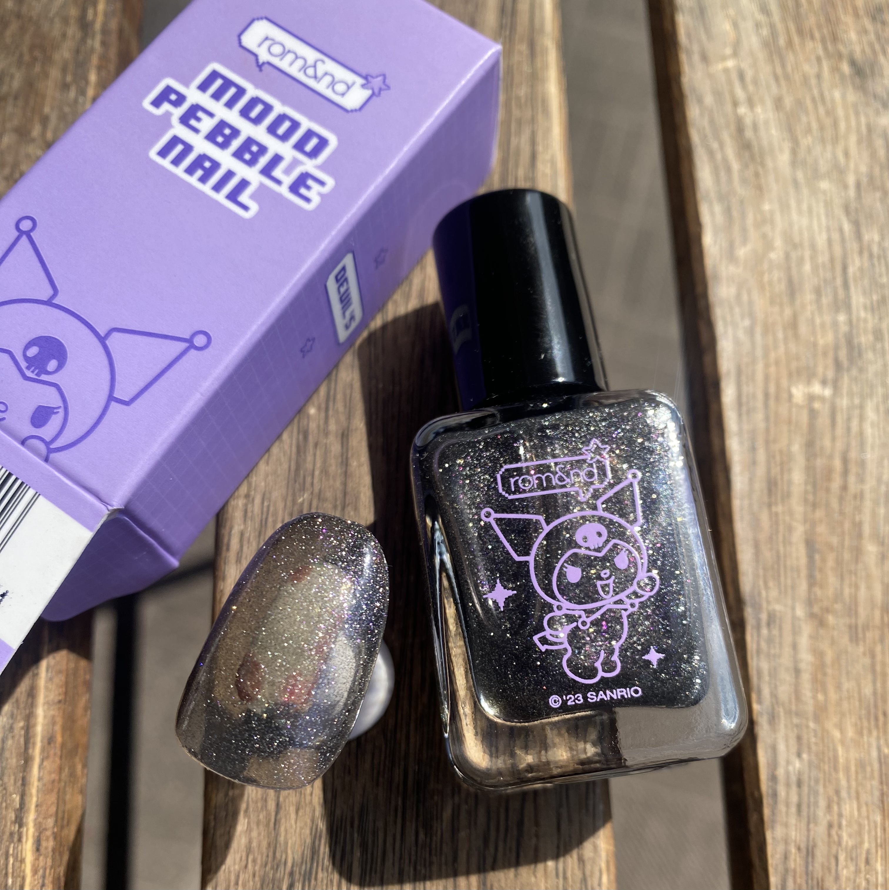 クロミムードペブルネイル 28デビルズ/rom&nd/マニキュアを使ったクチコミ（2枚目）