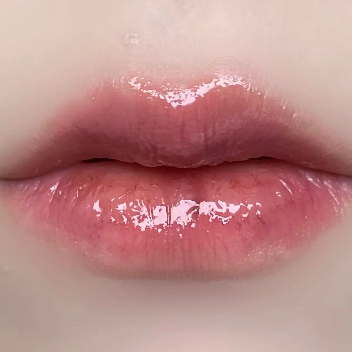 え、可愛くない？ブルベ冬の方にオススメの２つ🥀
ブラシ使わないで指で仕上げたよ🫶🏼
唇ガッサガサでもこの二つ使ったらツヤツヤに仕上がる🤍
#mac #pinate #今日のメイク #ツヤリップ #マットリップ #ブルベ冬 