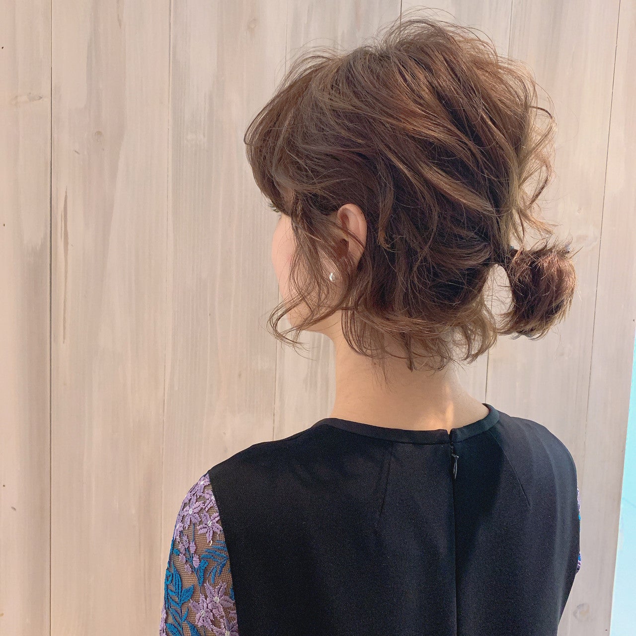 ヘアアレンジをしたボブスタイルの女性